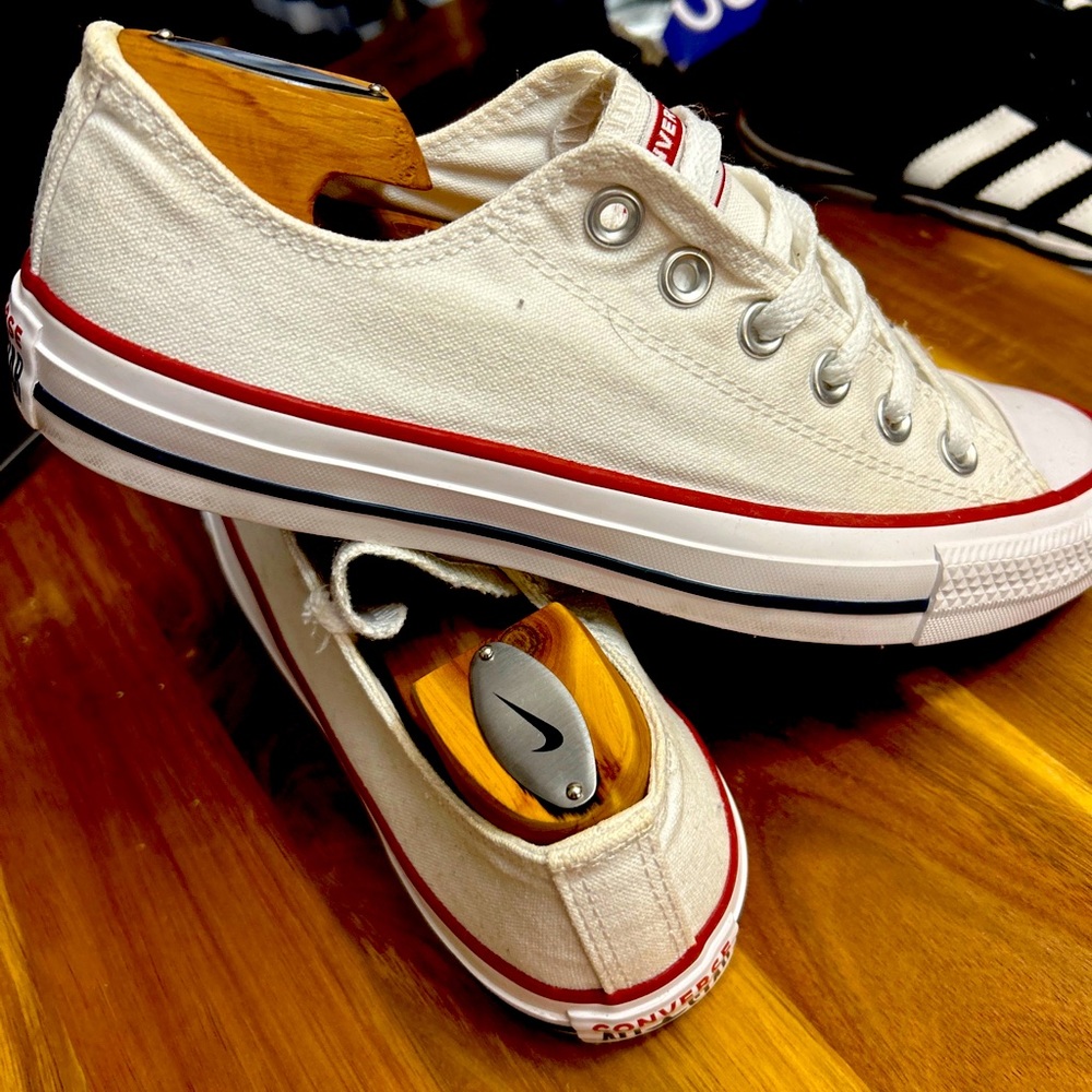 Size 8 women’s convers all star